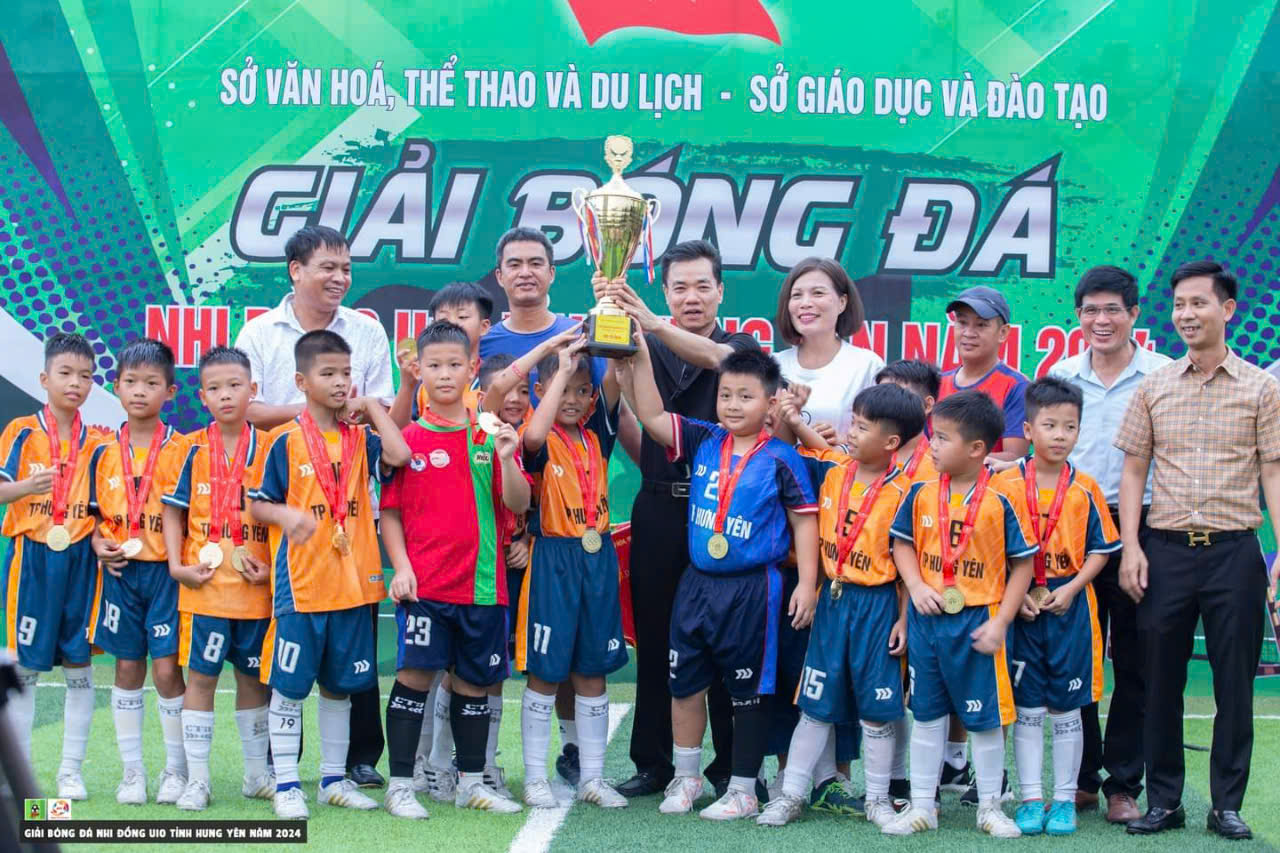 Đội Bóng đá U10 thành phố Hưng Yên giành chức vô địch