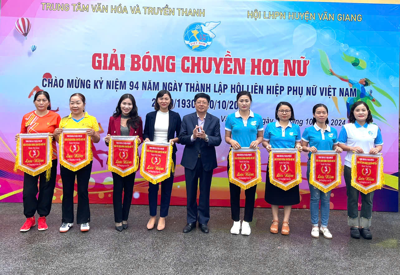 Văn Giang tổ chức giải bóng chuyền hơi nữ kỷ niệm 94 năm ngày thành lập Hội LHPN Việt Nam