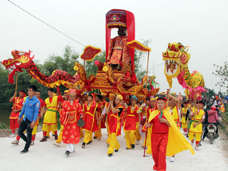 Nhân dân các làng thuộc Tổng Mễ xưa rước kiệu thành hoàng làng về đền Đa Hòa, xã Bình Minh (Khoái Châu)