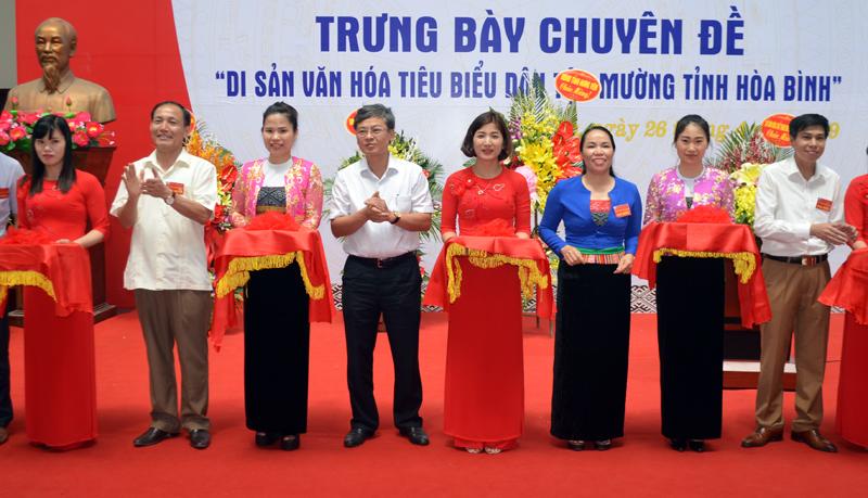 Các đại biểu cắt băng khai mạc trưng bày chuyên đề “Di sản văn hóa tiêu biểu dân tộc Mường tỉnh Hòa Bình”