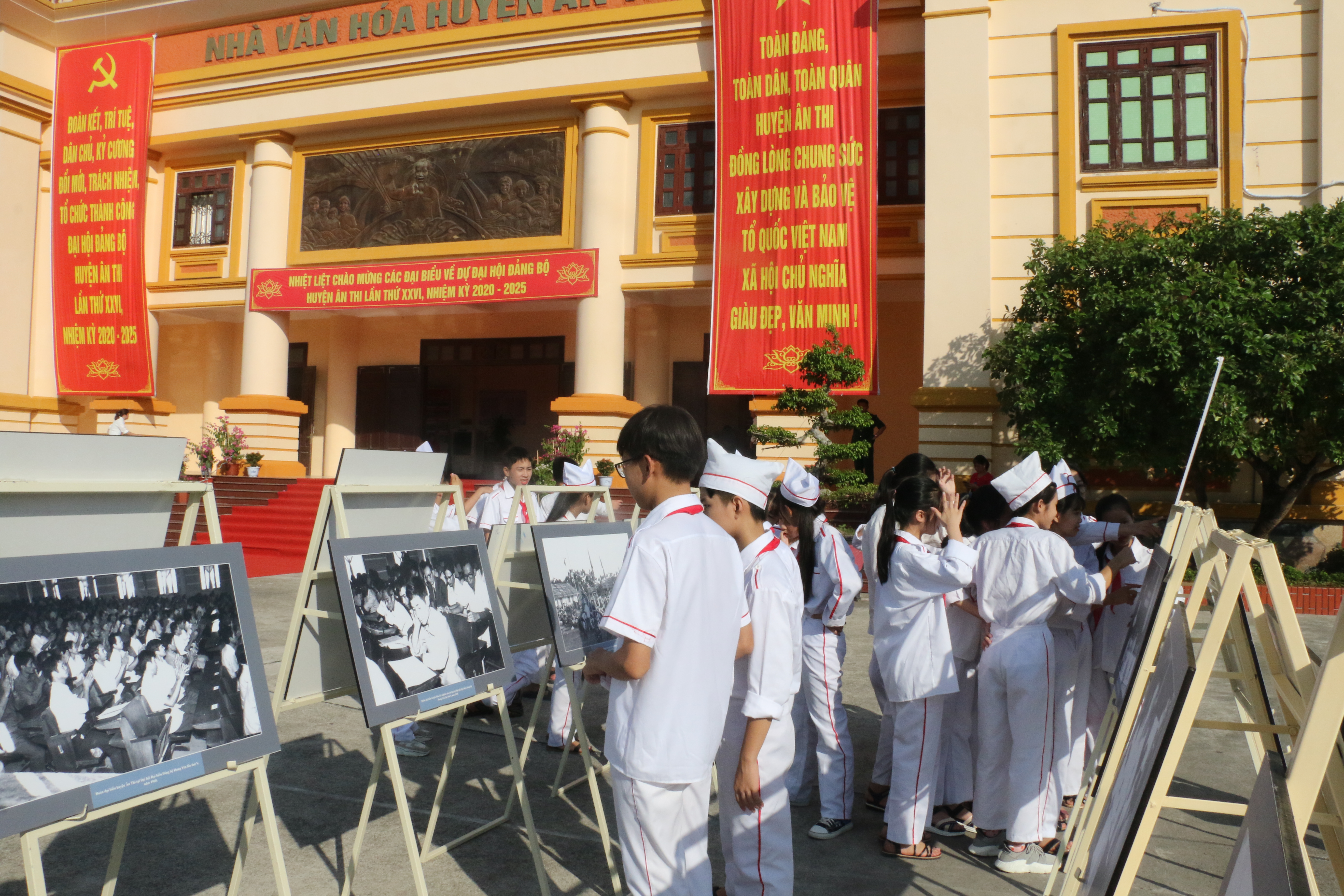 Các cháu thiếu niên, học sinh thăm quan trưng bày tại TTVHTT&DL  dịp Đảng bộ huyện Ân Thi tổ chức Đại hội Đại biểu lần thứ XXVI, nhiệm kỳ 2020 - 2025 (tháng 7/2020)