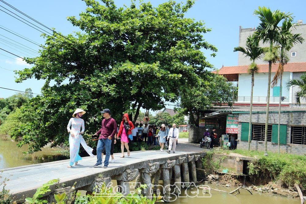 Du khách tham quan làng Nôm, xã Đại Đồng (Văn Lâm)