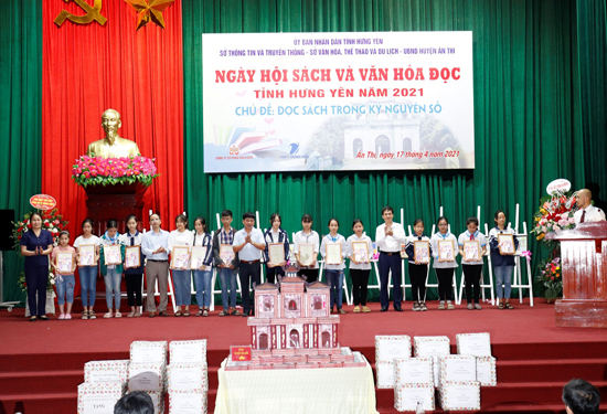 Ông Đào Văn Quyến, Giám đốc Thư viện tỉnh; ông Trần Phạm Tuân, Trưởng Ban Giám khảo, Phó Hiệu trưởng Trường Cao đẳng cộng đồng Hưng Yên; bà Lê Thị Hạnh, Giám đốc Trung tâm Văn hóa, Thể thao và Du lịch Ân Thi; ông Trương Văn Ty, Trưởng phòng Giáo dục và Đào tạo huyện Ân Thi trao giải cho thí sinh tham gia Cuộc thi vẽ tranh theo sách