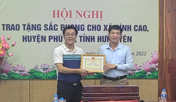 Ông Đào Mạnh Huân trao tặng Giấy khen cho ông Phạm Trung Hòa  