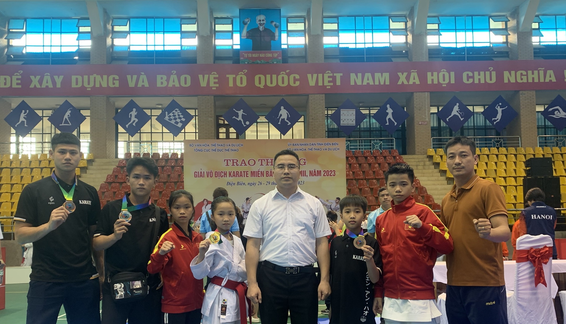 Huấn luyện viên và vận động viên đội Karate Hưng Yên