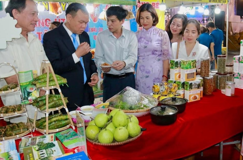 Ông Đào Mỹ - Phó Chủ tịch UBND tỉnh Phú Yên ( Thứ 2 từ trái sang) thăm gian trưng bày Du lịch Hưng Yên