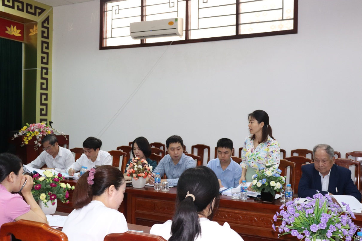 Bà Hoàng Thị Thanh Mai, Phó Chủ tịch Hội Văn học - Nghệ thuật tỉnh Hưng Yên,  thành viên Hội đồng phát biểu